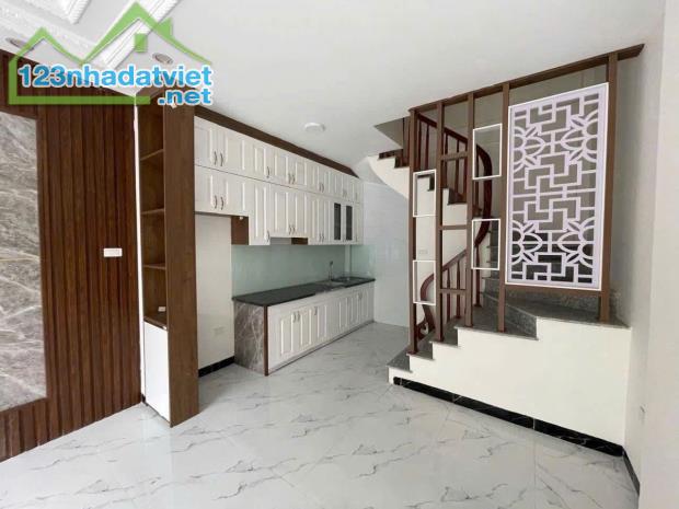 LÔ GÓC 2 THOÁNG  BÁT KHỐI THẠCH BÀN 30M2 x 5T NGÕ NÔNG, GẦN Ô TÔ. 4,6TỶ