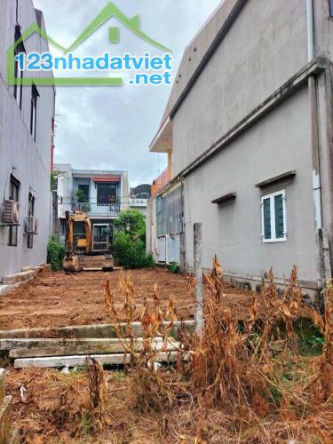 94m kiệt ô tô tránh nhau xóm 4 Ngọc Anh chỉ 2 tỉ - 2