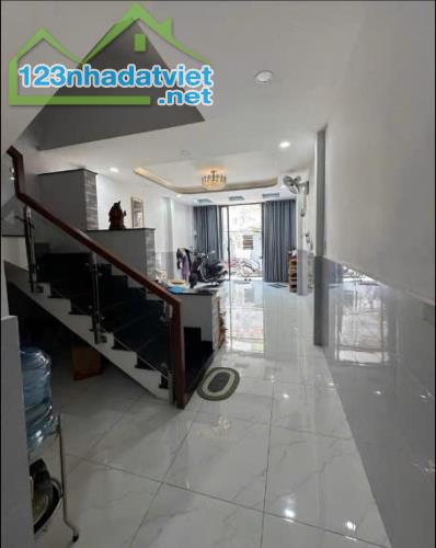 NHÀ ĐẸP 3 TẦNG GẦN MŨI TÀU TRƯỜNG CHINH -CỘNG HOÀ -44M2(4x11)- HẺM ÔTÔ THÔNG -CHỈ 5 TỶ XÍU - 1