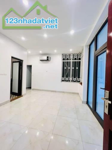 Bán nhà phố Hoàng Cầu. Đống Đa DT62,2m x 5T. Mặt tiền 4.9m. Giá 13 tỷ - 1
