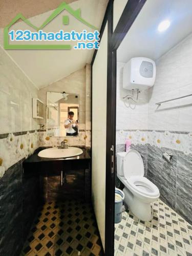Bán nhà phố Hoàng Cầu. Đống Đa DT62,2m x 5T. Mặt tiền 4.9m. Giá 13 tỷ