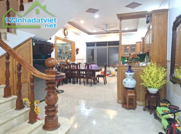 Gấp bán nhà gần Mt Lê Văn Việt, Q9(cũ), Thủ Đức, 4 tầng, dt đất 135m2, chỉ 15 tỷ. - 2