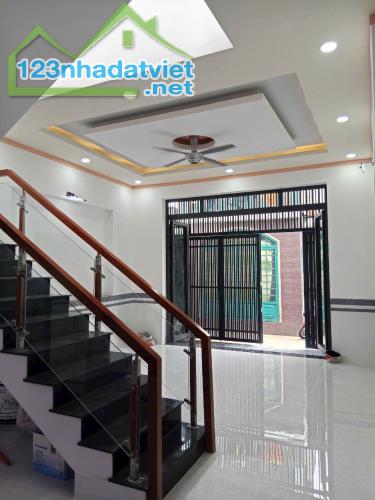 Bán nhà 1 Trệt 1 lầu 75m2 SHR thổ cư (P. Tân Vạn) chỉ 2,350 tỉ - 2