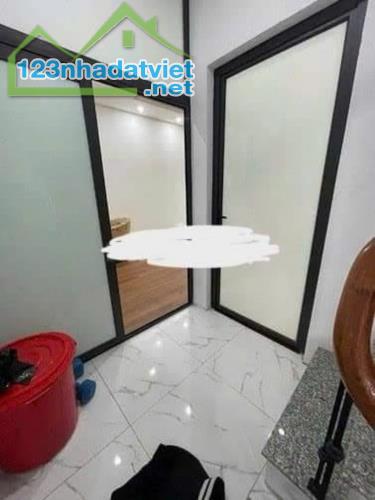 Cho thuê nhà MP Đặng Thùy Trâm - Hoàng Quốc Việt 48m x 3T giá 35tr, lô góc, KD số một