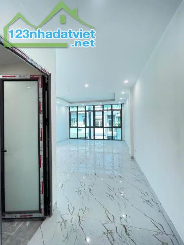 Bán nhà mặt phố Phó Đức Chính, Ba Đình, lô góc, vỉa hè 2m, kinh doanh sầm uất. Giá 20.4 tỷ - 5