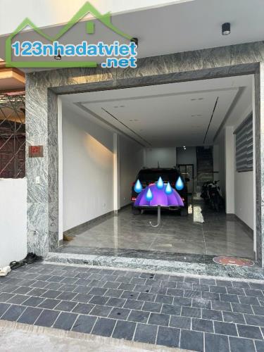 Bán nhà đường Giáp Bát. Diện tích 50m2, nhà phân lô, ô tô, kinh doanh, giá 9 tỷ