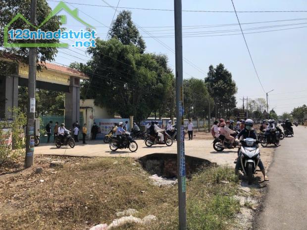 KẸT TIỀN SANG GẤP 2.650M2 GÓC 2MT ĐƯỜNG 16M SÁT KCN, CHỢ TIỆN XÂY TRỌ - 1