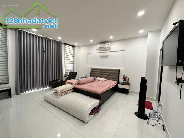 -  NHÀ ĐẸP 240m2 -  HXH NGỦ NHÀ - KHU BÀU CÁT - TÂN BÌNH - CHỈ 10.6 Tỏi - 1