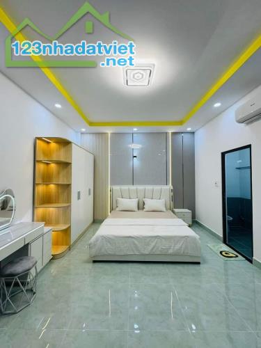 NHÀ ĐẸP LUNG LINH - GẦN SIÊU THỊ EMART2 & CHỢ PHẠM VĂN BẠCH - HXH - DT 62M² - 3 TẦNG LẦU - 2