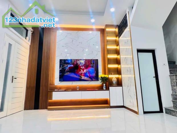 Bán Nhà Bát Khối - Gần chợ Tư Đình Long Biên- 42m x 4T- gần ô tô tránh- 4PN- full nội thất