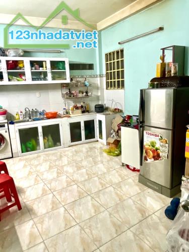 Bán nhà 2 tầng, Ngã Tư Hàng Xanh, diện tích đất 80m2, hẻm rộng rãi, chỉ nhỉnh 5 tỷ TL