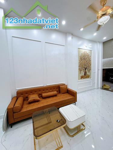 NHà đẹp 4 tầng 40/42 m2 -gần chợ Hà Đông - Ô tô qua nhà- KD  - vị trí đẹp - 8.5 tỷ - 3