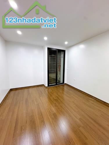 NHà đẹp 4 tầng 40/42 m2 -gần chợ Hà Đông - Ô tô qua nhà- KD  - vị trí đẹp - 8.5 tỷ - 4