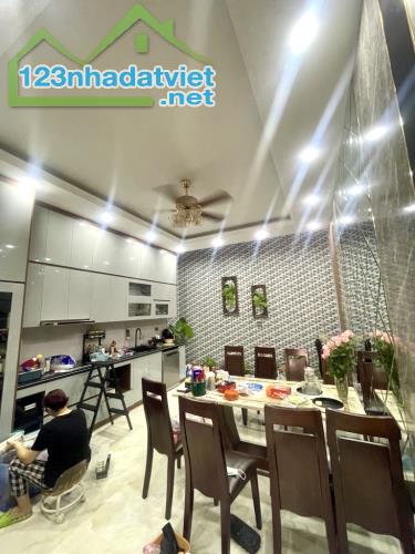 Bán nhà phố Kim Đồng. Diện tích 60 m2, nhà 5 tầng thang máy, ô tô đỗ cửa, giá 12 tỷ - 1