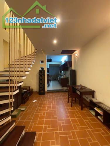 CHO THUÊ NHÀ NGÕ Ô TÔ 258 TÂN MAI, 5 TẦNG, 35M2, 3 NGỦ FULL ĐỒ, 13 TRIỆU