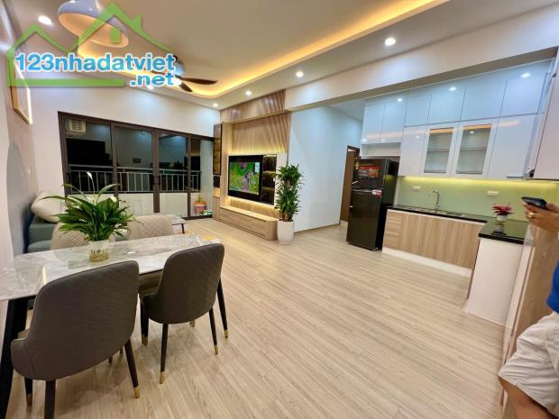 CẦN BÁN GẤP!!! NHÀ NGHI TÀM-SÁT HỒ TÂY LỘNG GIÓ ,DT: 40m2 MT4 Giá 7,85Tỷ. - 2