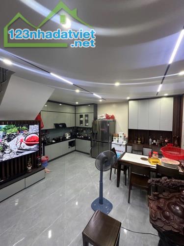 Nhà Tam Trinh 42m2 nằm cạnh Times City, ngõ riêng, full nội thất, sổ đỏ chính chủ