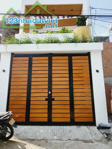 Bán Gấp Nhà Lầu 100m2 Ô Tô Đỗ Cửa Sổ Riêng Thổ Cư - Giáp Biên Hòa, Gần Phường Bửu Long.