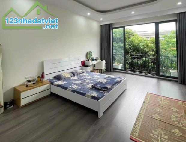 Quá hời! Nhà Hồng Tiến hơn 8 tỷ 40m2*6T*5.5m - Thang máy - Ô tô đỗ cổng - 6 phút tới Aeon - 3