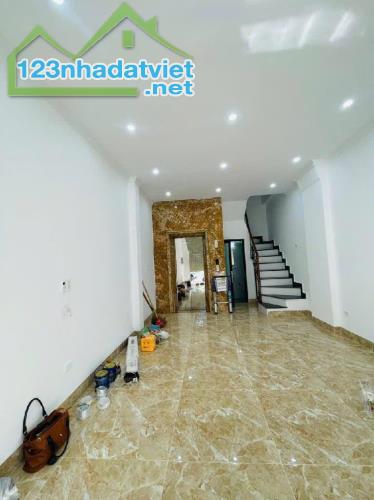 NHÀ ĐÊ LA THÀNH, TRUNG TÂM QUẬN ĐỐNG ĐA, DT GẦN 40M2, THANG MÁY, NGÕ RỘNG, XÂY MỚI ĐÉT