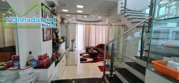 Gấp bán nhà 5 tầng, ô tô thông Hoàng Sa, Quận 3, nền dt 40m2, giá 10 tỷ 500.