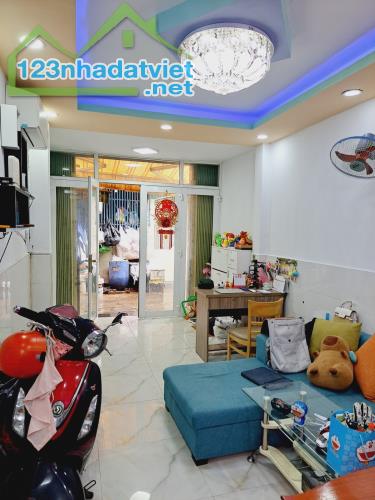 Bán nhà Quận 6, đường Tân Hòa Đông, 33m2, 1 lầu, hẻm xe hơi, chỉ nhỉnh 3 tỷ, hàng hiếm Q6