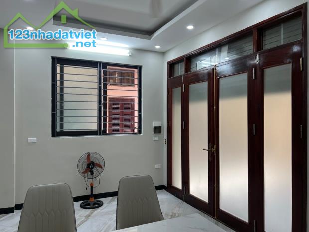 Độc nhất! Chỉ 5 tỷ hơn có nhà phố Cổ Linh 33m2*6T*5.5m - Ô tô đỗ cổng - 550m tới Aeon Mall - 3