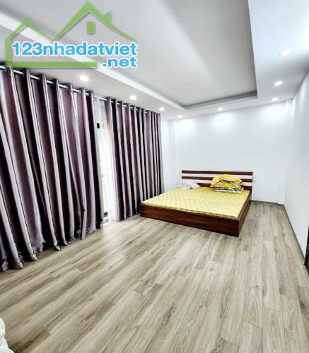 Độc nhất! Chỉ 5 tỷ hơn có nhà phố Cổ Linh 33m2*6T*5.5m - Ô tô đỗ cổng - 550m tới Aeon Mall - 2