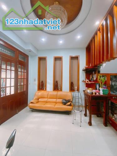 Bán nhà Âu Dương Lân, DTSD 200m, P3,Q8, Hẻm xe hơi, chỉ hơn 6 tỷ Mô tả: -	Nhà đẹp 4 tầng, - 2