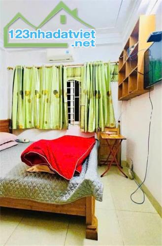 Bán nhà 553 Nguyễn Khoái, 33m2, MT 3.2m, ngõ nông, gần phố, 50m oto tránh, giá 4.88 tỷ - 4