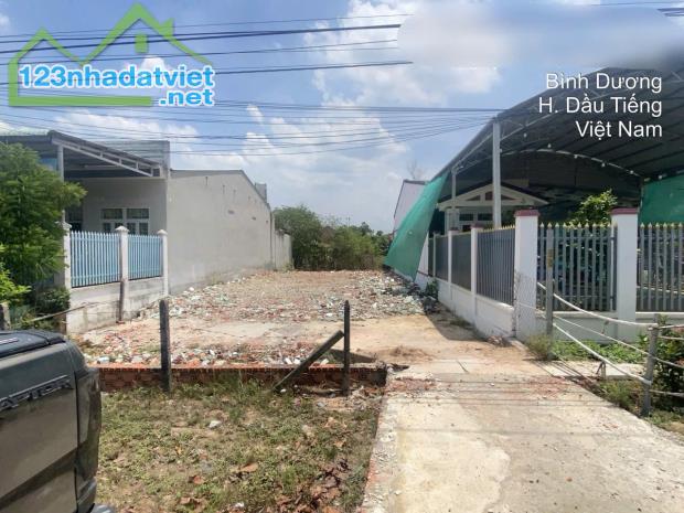 Bán đất Thị Trấn 300m2 full Thổ Cư, Giá rẻ chốt nhanh 1ty9, công chứng nhanh bớt ít lộc. - 1