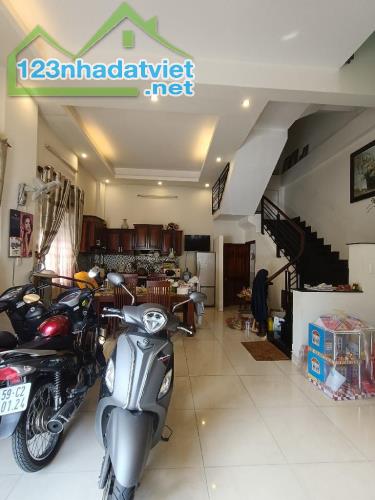 Lô góc mặt tiền đường số 1 xe hơi thông Lý Phục Man Bình Thuận Quận 7, 4 tầng 60m2, 10.5tỷ - 1