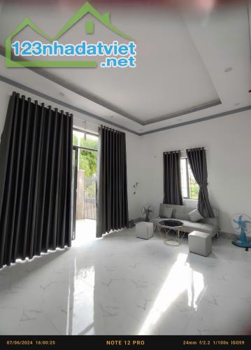 Bán nhà TTTT Đất Đỏ - vị trí 2 mặt tiền - 105.6m2 - SHR - 1.4 tỷ. Lh:0856038138 - 4