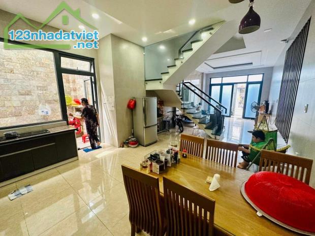 KHU VIP LINH CHIỂU, DÒNG TIỀN 600TR/NĂM - SÁT NGAY VINCOM, 145M2, NGANG 5M, 4 TẦNG, 12PN. - 1