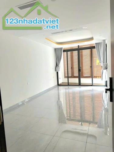 Ô TÔ NGỦ TRONG NHÀ, DT 110M2, 4 Tầng, vị trí VIP, Hiệp Phú, Quận 9 - 1