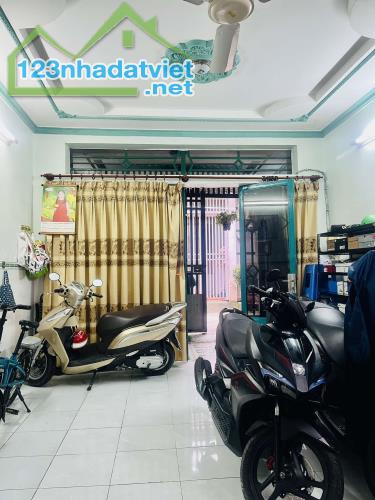 QUẬN 12, TÂN THỚI HIỆP, HẺM XE HƠI, GẦN MẶT TIỀN 43M2, 2 TẦNG CHỈ NHỈNH 3 TỶ - 1