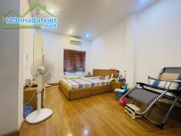 NHÀ ĐỐNG ĐA ĐƯỜNG LA THÀNH, DIỆN TÍCH 74M, MT 9,6M, Ô TÔ 7 CHỖ VÀO NHÀ, SAU QH CÁCH MP 5M