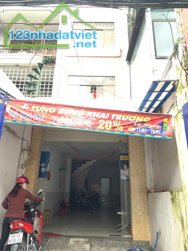 Quận Tân Phú ! CHO THUÊ MB KINH DOANH 4m x 22m, có sân và 1 phòng ở 32 m2, Tel :