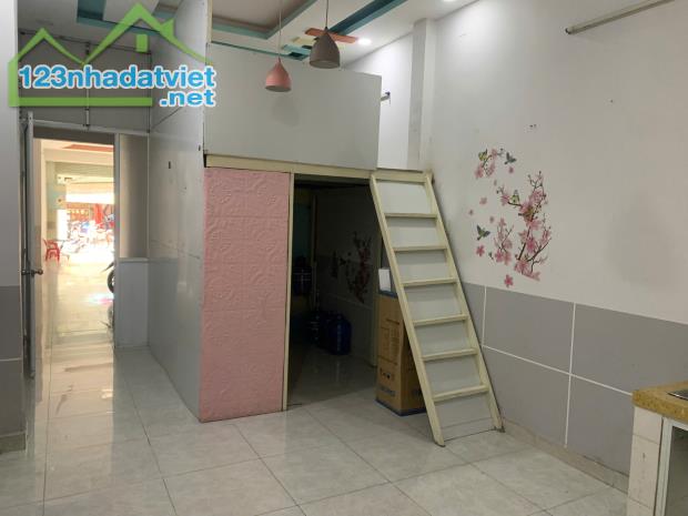 Quận Tân Phú ! CHO THUÊ MB KINH DOANH 4m x 22m, có sân và 1 phòng ở 32 m2, Tel : - 2