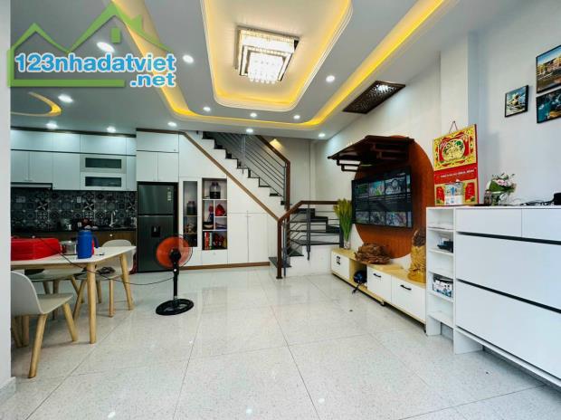 Ở NGAY! Bán Nhà 2 Tầng Cực Đẹp Hai Bà Trưng, Q3, 43m2, 5 Tỷ