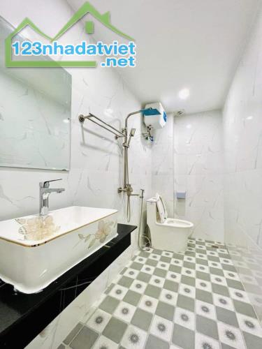 NHÀ ĐẸP KIM GIANG 42M, 4 TẦNG, 5 PHÒNG NGỦ, NGÕ RỘNG Ô TÔ ĐỖ CỬA. GIÁ ĐẦU TƯ 7.3 TỶ - 5