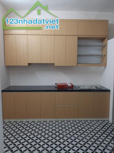 Cho thuê căn hộ tập thể tầng 5 phố Yên Lãng, Láng Hạ, 2 ngủ,1 WC, điện nước giá dân - 5