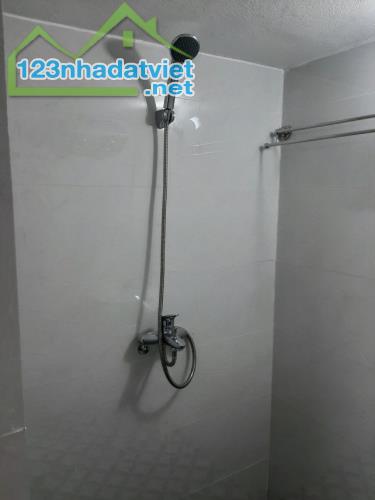 Cho thuê căn hộ tập thể tầng 5 phố Yên Lãng, Láng Hạ, 2 ngủ,1 WC, điện nước giá dân - 2