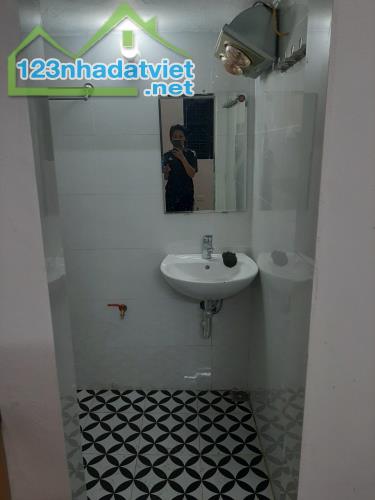 Cho thuê căn hộ tập thể tầng 5 phố Yên Lãng, Láng Hạ, 2 ngủ,1 WC, điện nước giá dân - 1