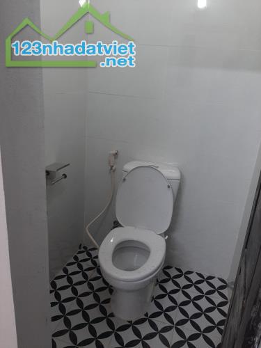 Cho thuê căn hộ tập thể tầng 5 phố Yên Lãng, Láng Hạ, 2 ngủ,1 WC, điện nước giá dân