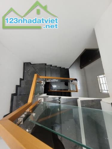 bán nhà rẻ hxh cực đẹp,Tỉnh Lộ 43,sau trường Tiểu học Bình Chiểu,148m2 4tầng,5.9tỷ - 3