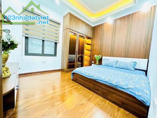 Bán nhà Đê La Thành, 31m2 3T 6,6 Tỷ, Lô góc, Mặt tiền rộng, 15M ra ô tô tránh, An sinh vip