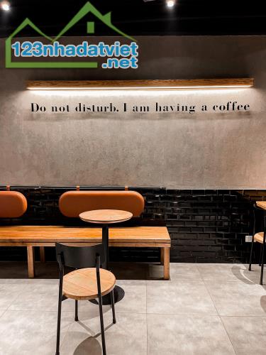 Sang nhượng MBKD café Triệu Việt Vương, 120m2, MT 20m, lô góc, gần Vincom Bà Triệu.