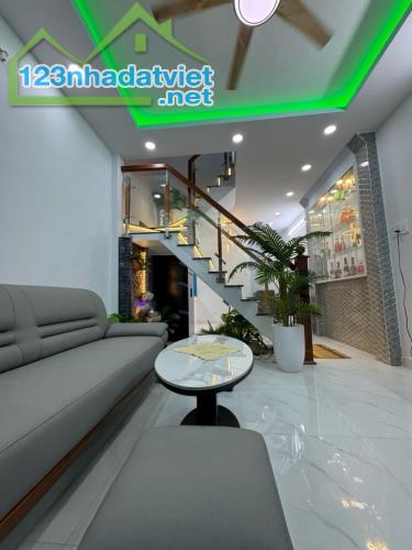 Nhà mới đẹp ở ngay Tùng Thiện Vương, 30m2, tặng nội thất cao cấp, SHR, chỉ nhỉnh 3 t.ỏi