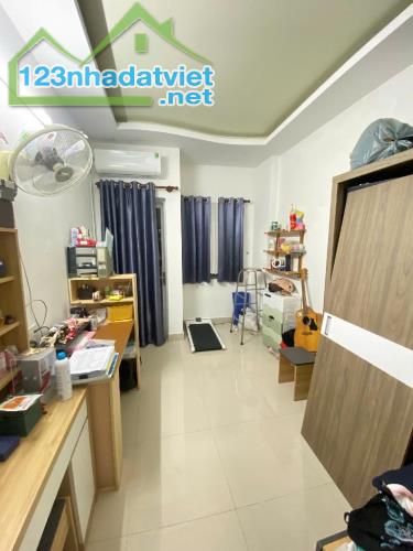 Nhà mặt tiền Nguyễn Duy, 31m2, 3 tầng, đúc bê tông cốt thép, SHR, hoàn công đủ,chỉ: 6,55T - 1